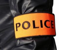 BRASSARD SCRATCH SIGLE POLICE EN TISSU BRODE ORANGE FLUORESCENT ET NOIR