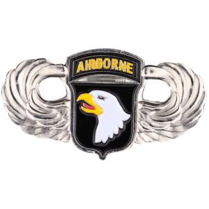 BADGE / PIN'S / EPINGLE / INSIGNE 101ST AIRBORNE D-DAY METAL COULEUR ARGENT